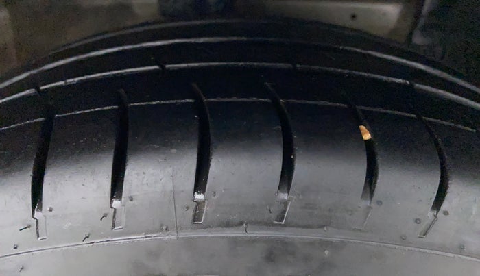 2014 Maruti Ciaz VDI, Diesel, Manual, 1,36,455 km, Right Front Tyre Tread