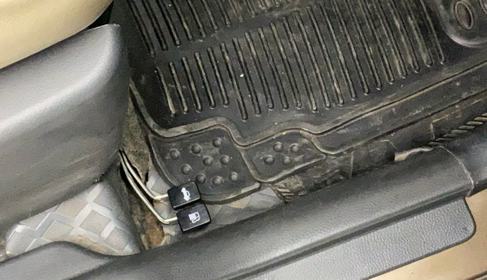 2012 Maruti Wagon R 1.0 VXI, Petrol, Manual, 1,15,662 km, Flooring - Carpet is minor damage