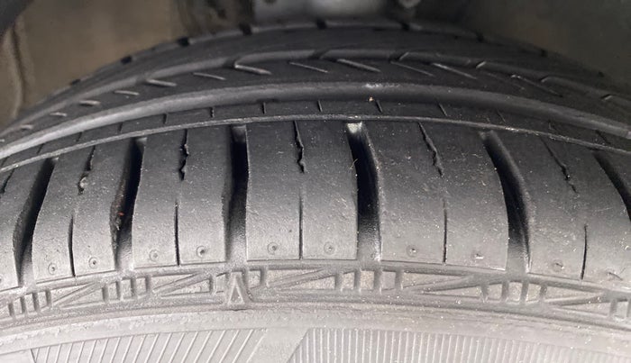 2016 Volkswagen Vento HIGHLINE PETROL, Petrol, Manual, 89,507 km, Right Front Tyre Tread