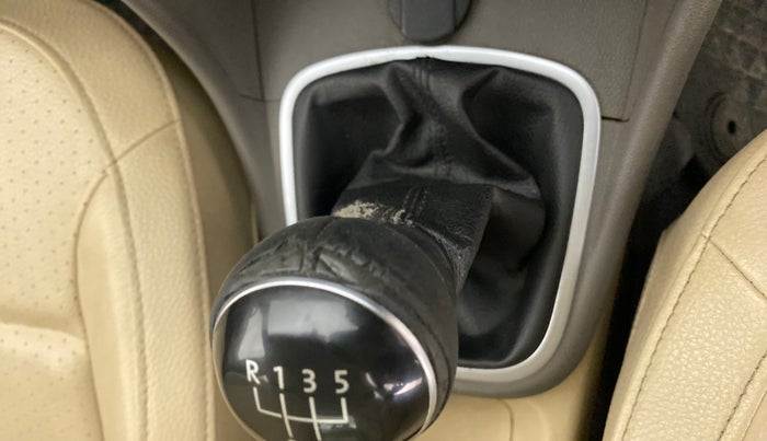 2016 Volkswagen Vento HIGHLINE PETROL, Petrol, Manual, 89,507 km, Gear lever - Knob cover torn