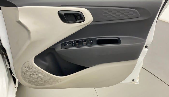 2022 Hyundai AURA S 1.2 CNG, CNG, Manual, 29,913 km, Driver Side Door Panels Control