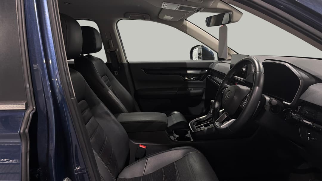2024 Honda CR-V Vti L (AWD) 5 Seats, Automatic, 22050 km, Right Side Front Door Cabin View