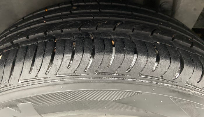 2017 Maruti Swift VXI D, Petrol, Manual, 33,541 km, Left Rear Tyre Tread
