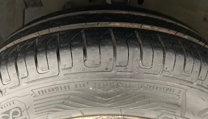 2017 Maruti Swift VXI D, Petrol, Manual, 33,541 km, Left Front Tyre Tread