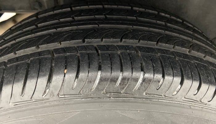 2017 Maruti Swift VXI D, Petrol, Manual, 33,541 km, Right Rear Tyre Tread