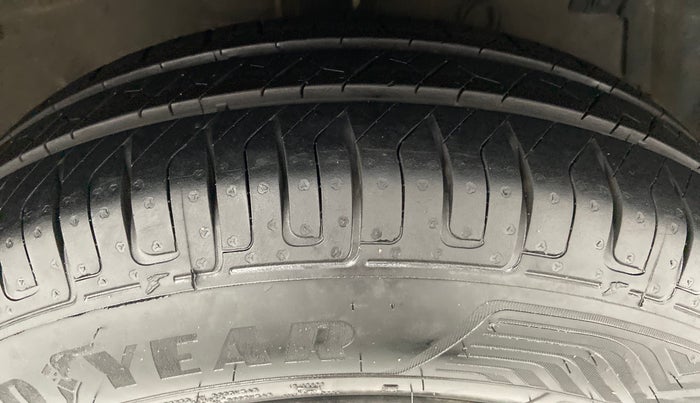 2017 Maruti Swift VXI D, Petrol, Manual, 33,541 km, Right Front Tyre Tread