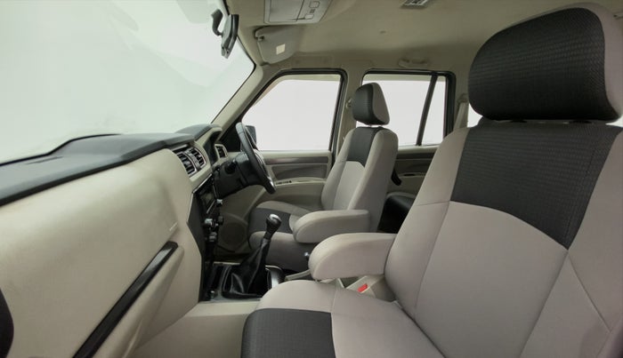 2018 Mahindra Scorpio S7 120 BHP 2WD, Diesel, Manual, 43,269 km, Right Side Front Door Cabin