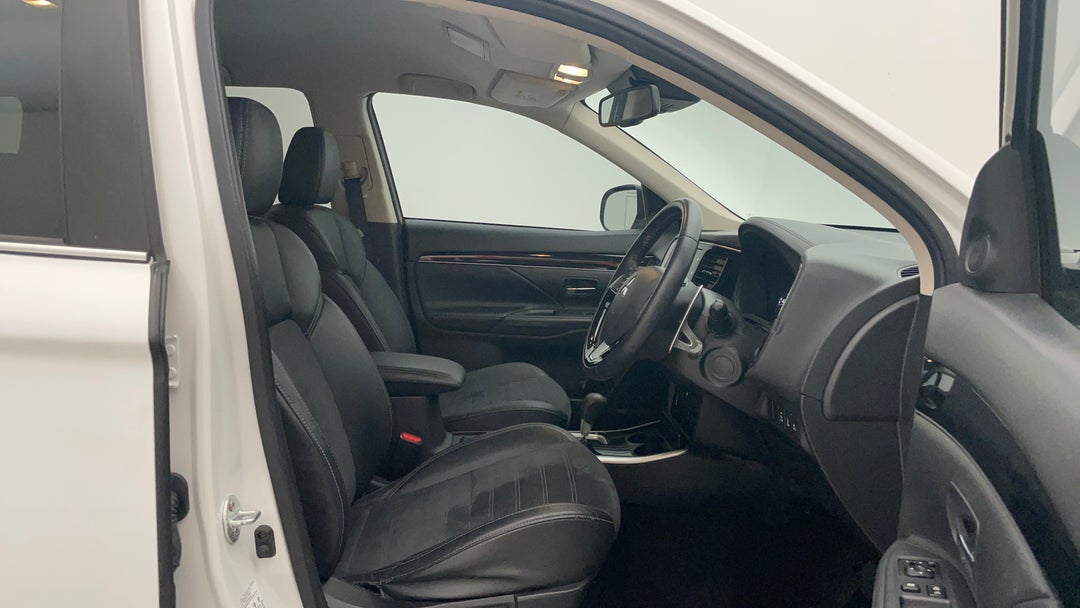 2019 Mitsubishi Outlander Ls 7 Seat (awd), Automatic, 70171 km, Right Side Front Door Cabin View