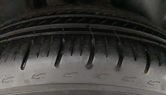 2015 Skoda Rapid 1.5 TDI AT ELEGANCE, Diesel, Automatic, 62,208 km, Right Front Tyre Tread