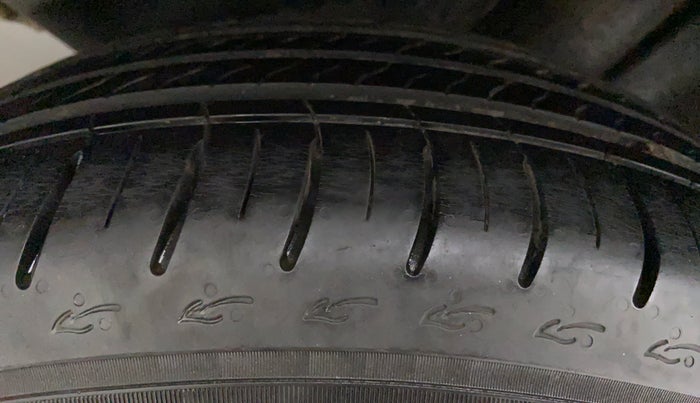 2015 Skoda Rapid 1.5 TDI AT ELEGANCE, Diesel, Automatic, 62,208 km, Right Rear Tyre Tread