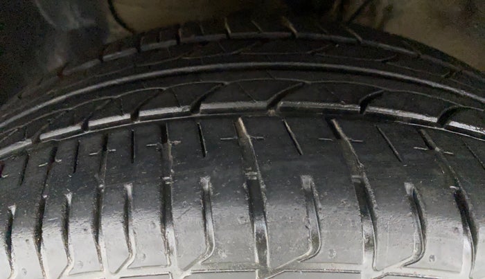 2015 Hyundai Elite i20 Sportz(O) 1.2 VTVT MT, Petrol, Manual, 42,063 km, Left Front Tyre Tread