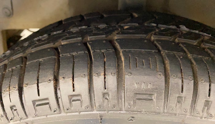 2014 Hyundai Eon ERA +, Petrol, Manual, 89,633 km, Left Front Tyre Tread