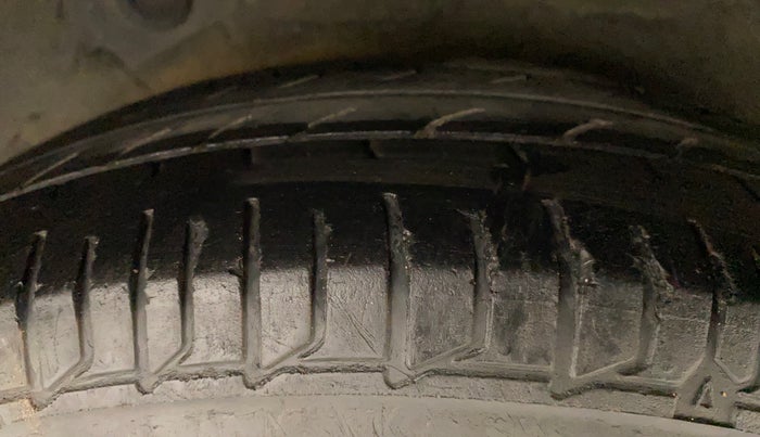 2011 Hyundai i10 MAGNA 1.2, Petrol, Manual, 1,10,443 km, Right Rear Tyre Tread