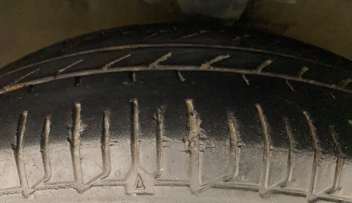 2011 Hyundai i10 MAGNA 1.2, Petrol, Manual, 1,10,443 km, Right Front Tyre Tread