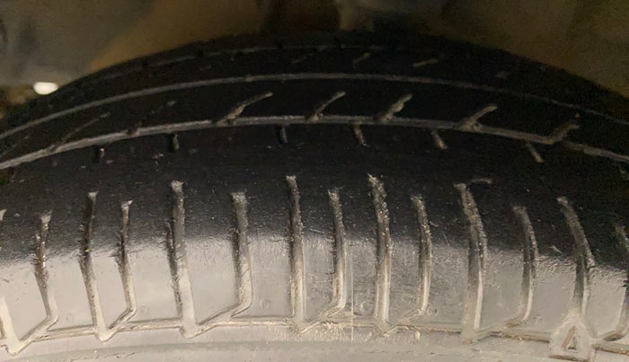2011 Hyundai i10 MAGNA 1.2, Petrol, Manual, 1,10,443 km, Left Front Tyre Tread