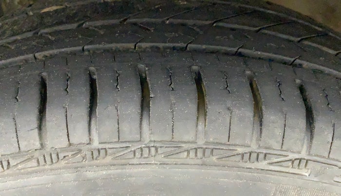 2012 Maruti Swift VXI, Petrol, Manual, 79,695 km, Left Front Tyre Tread