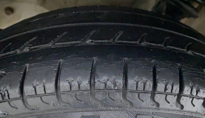 2015 Maruti Alto 800 LXI, Petrol, Manual, 31,998 km, Left Rear Tyre Tread