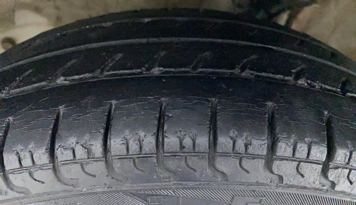2015 Maruti Alto 800 LXI, Petrol, Manual, 31,998 km, Left Front Tyre Tread