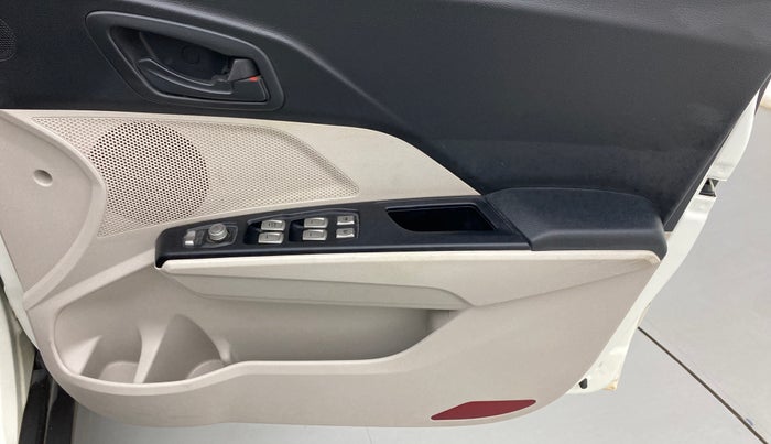 2020 Mahindra XUV300 W6 1.5 DIESEL, Diesel, Manual, 52,052 km, Driver Side Door Panels Control