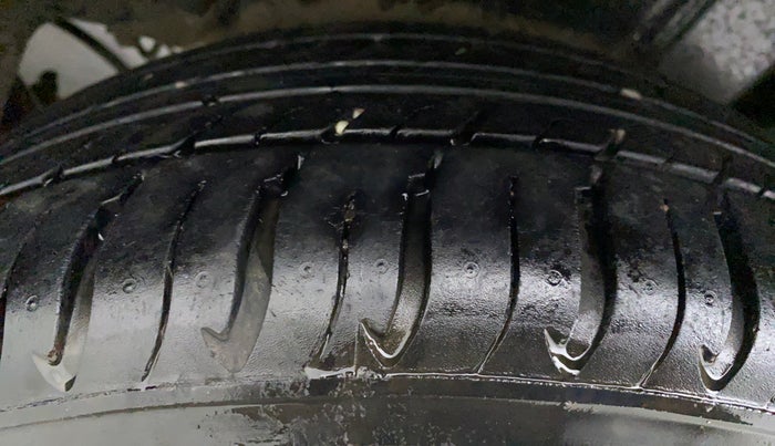 2016 Maruti Ciaz VDI+ SHVS, Diesel, Manual, 73,743 km, Right Front Tyre Tread
