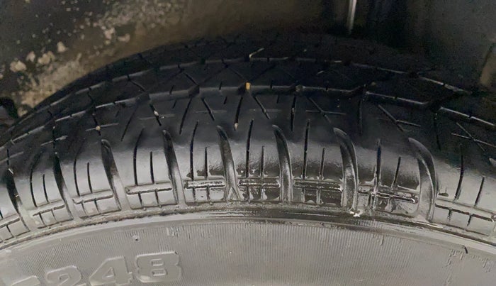 2014 Maruti Ritz VXI, Petrol, Manual, 64,023 km, Left Rear Tyre Tread
