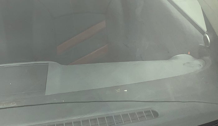2014 Maruti Ritz VXI, Petrol, Manual, 64,023 km, Front windshield - Minor spot on windshield