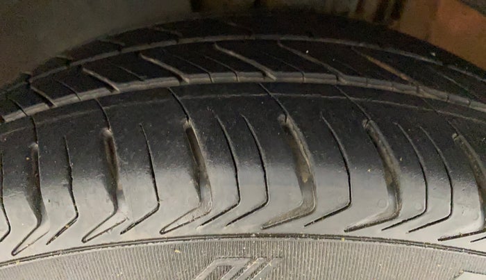 2017 Skoda Rapid AMBITION 1.6 MPI MT, Petrol, Manual, 1,01,424 km, Left Front Tyre Tread