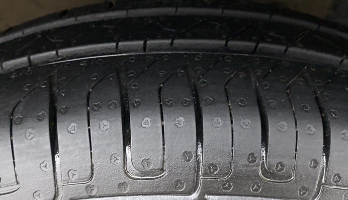 2016 Maruti Swift VXI OPT, Petrol, Manual, 37,949 km, Right Front Tyre Tread