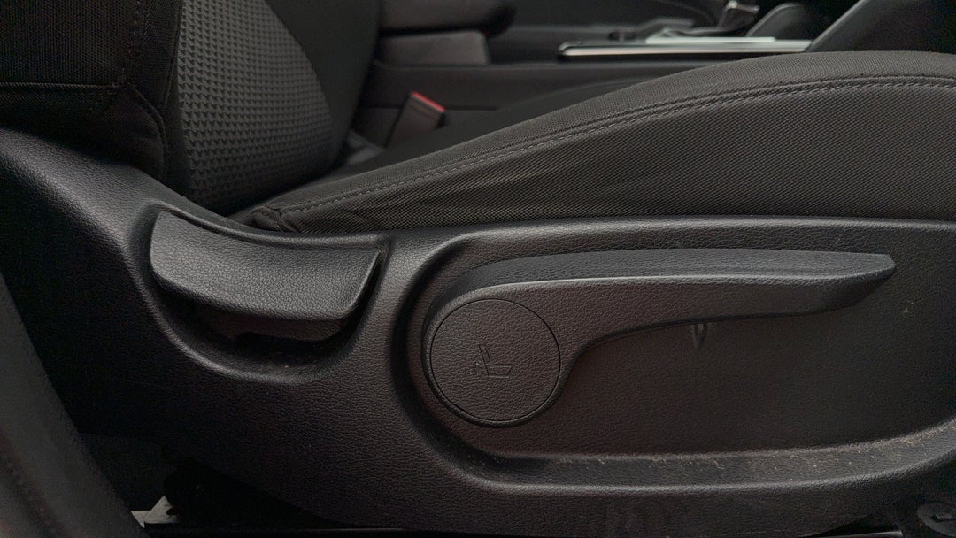 2021 Kia Sportage S (AWD), Automatic, 105519 km, Drivers Side Adjustment Panel