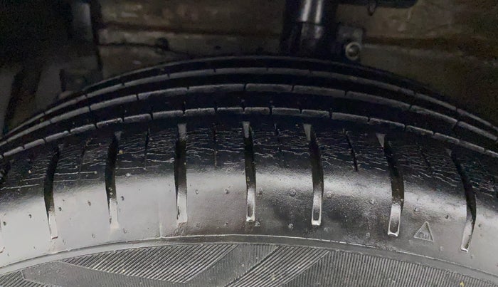 2019 Maruti Ciaz ALPHA  AT 1.5 SHVS PETROL, Petrol, Automatic, 45,144 km, Left Front Tyre Tread