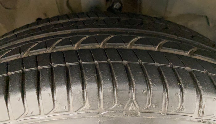 2016 Honda City 1.5L I-VTEC V MT, Petrol, Manual, 1,11,638 km, Right Front Tyre Tread