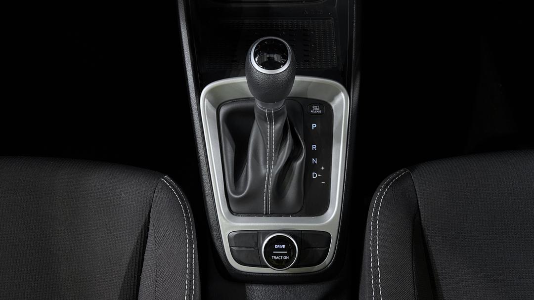 2025 Hyundai Venue Venue, Automatic, 26294 km, Gear Lever 