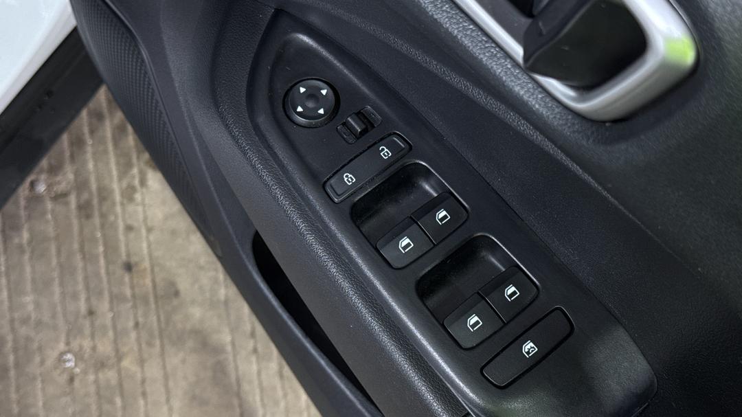2025 Hyundai Venue Venue, Automatic, 26294 km, Drivers Side Door Panel Controls