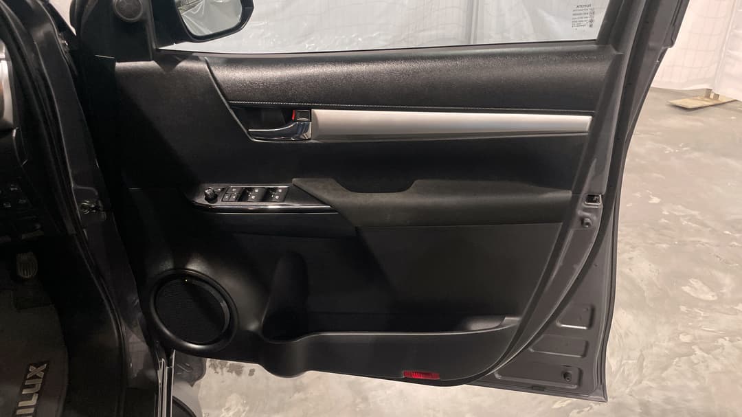 2024 Toyota Hilux Sr5 (4x4), Automatic, 27715 km, Speaker View