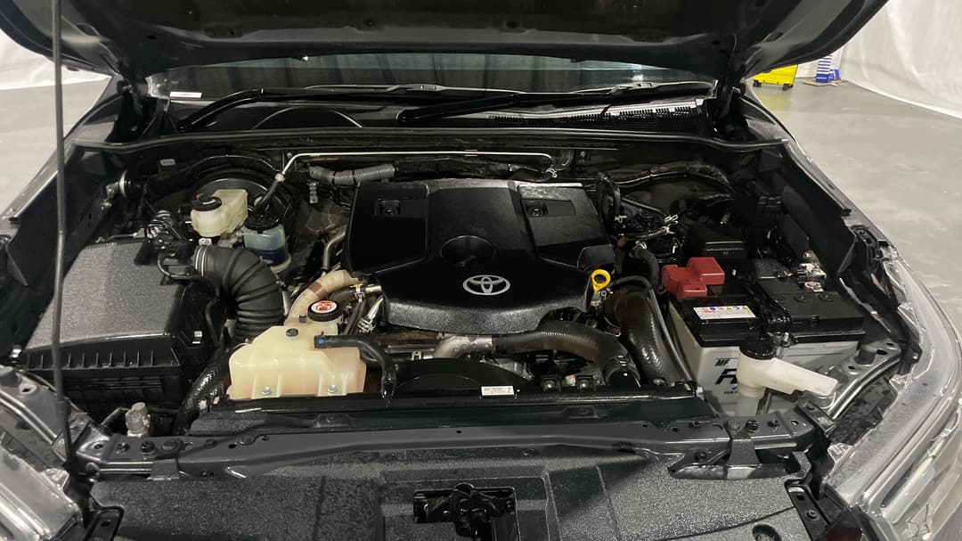 2024 Toyota Hilux Sr5 (4x4), Automatic, 27715 km, Open Bonnet (Engine)