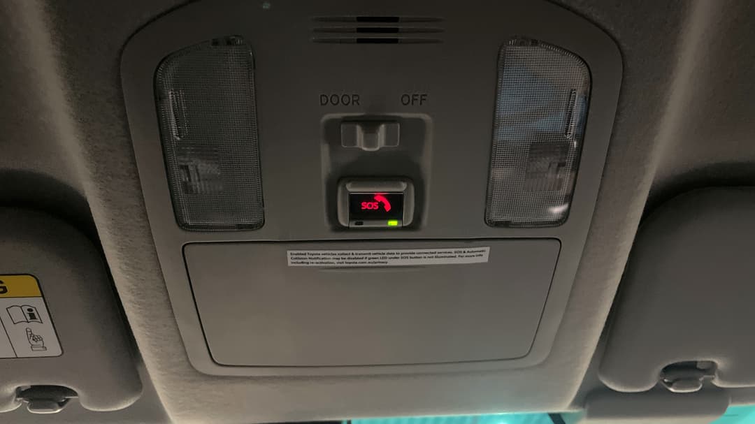 2024 Toyota Hilux Sr5 (4x4), Automatic, 27715 km, On-Roof Controls/Sunglass holder