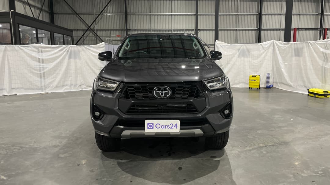 2024 Toyota Hilux Sr5 (4x4), Automatic, 27715 km, Front View
