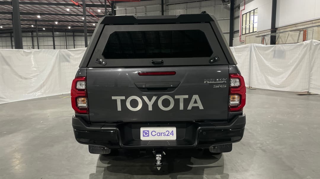 2024 Toyota Hilux Sr5 (4x4), Automatic, 27715 km, Back/Rear View