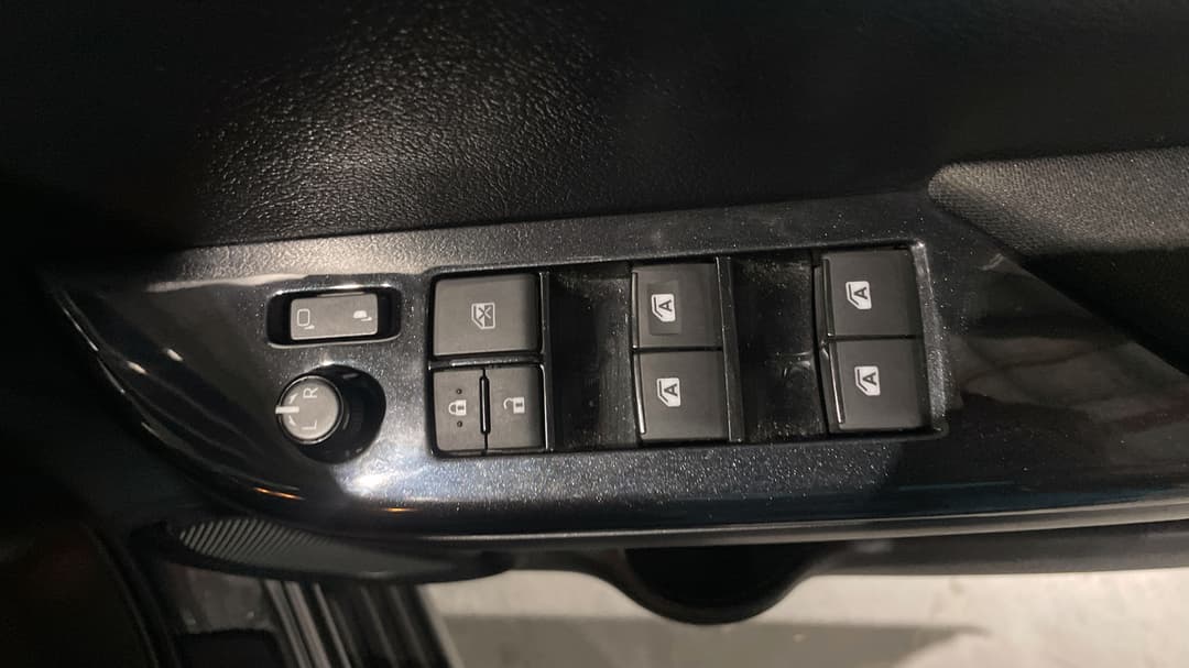 2024 Toyota Hilux Sr5 (4x4), Automatic, 27715 km, Drivers Side Door Panel Controls