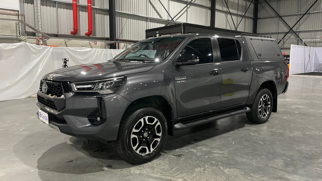 2024 Toyota Hilux Sr5 (4x4), Automatic, 27715 km, Left Front Diagonal (45- Degree) View
