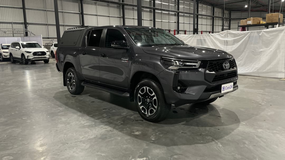 2024 Toyota Hilux Sr5 (4x4), Automatic, 27715 km, Right Front Diagonal (45- Degree) View