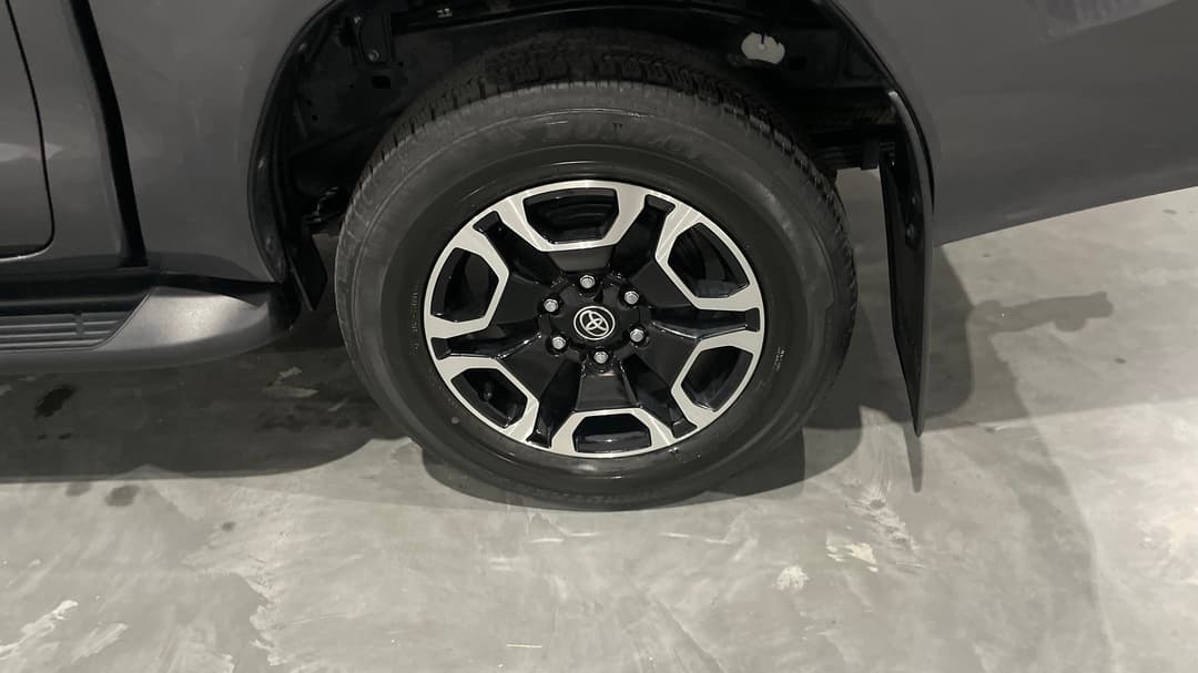 2024 Toyota Hilux Sr5 (4x4), Automatic, 27715 km, Left Rear Wheel