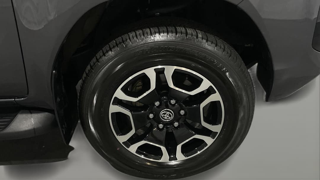 2024 Toyota Hilux Sr5 (4x4), Automatic, 27715 km, Right Front Wheel