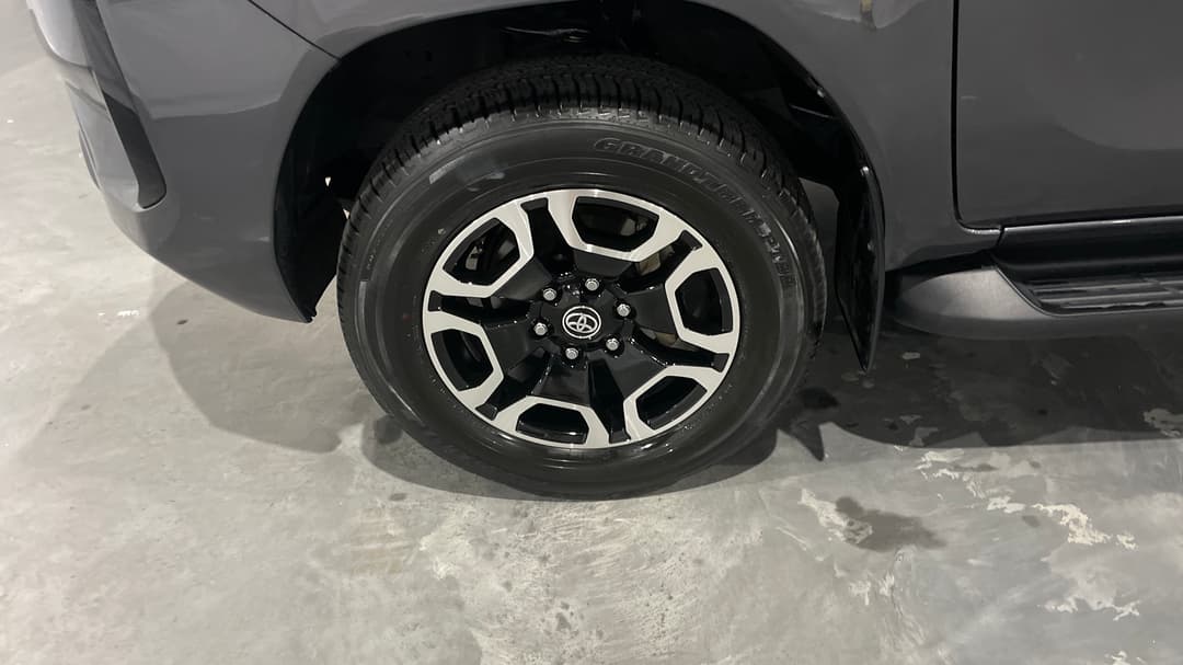 2024 Toyota Hilux Sr5 (4x4), Automatic, 27715 km, Left Front Wheel