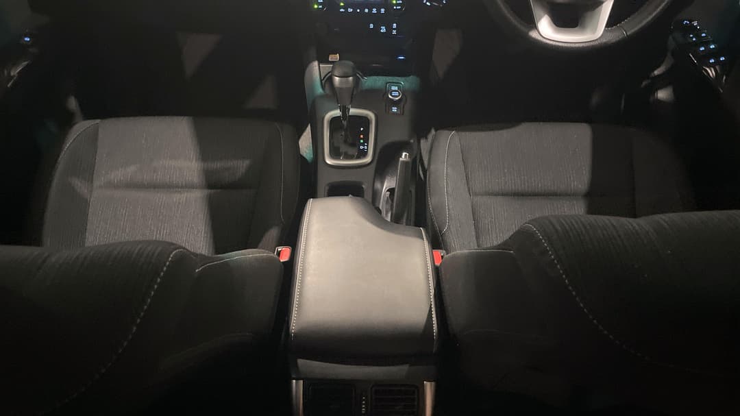 2024 Toyota Hilux Sr5 (4x4), Automatic, 27715 km, Center Console