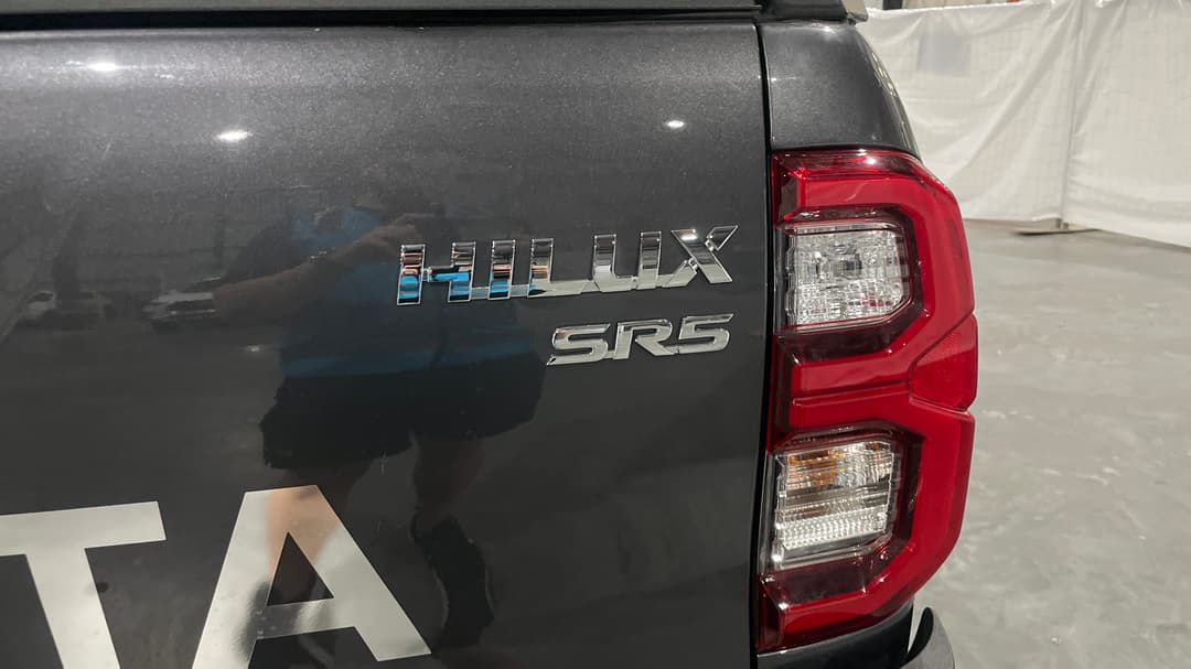 2024 Toyota Hilux Sr5 (4x4), Automatic, 27715 km, Badge (Boot Right Side)