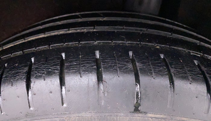 2017 Maruti Baleno ALPHA 1.2 K12, Petrol, Manual, 28,682 km, Left Rear Tyre Tread