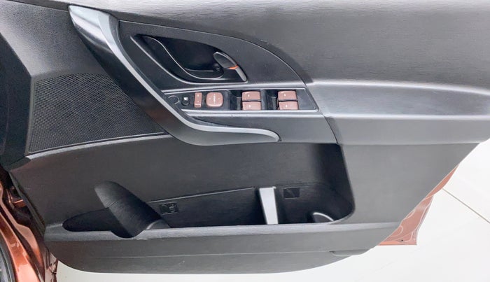 2018 Mahindra XUV500 W5 FWD, Diesel, Manual, 60,096 km, Driver Side Door Panels Control