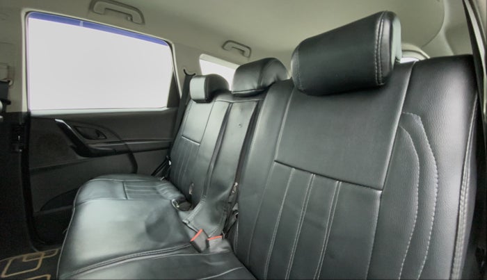 2018 Mahindra XUV500 W5 FWD, Diesel, Manual, 60,096 km, Right Side Rear Door Cabin