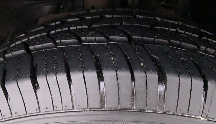 2018 Mahindra XUV500 W5 FWD, Diesel, Manual, 60,096 km, Left Front Tyre Tread